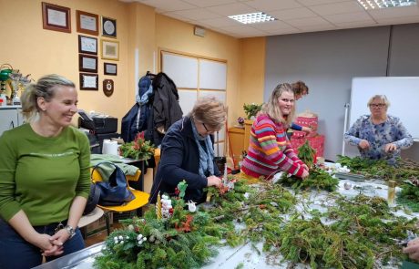 Laboratorio Ghirlande: Odore di Pino e Risate