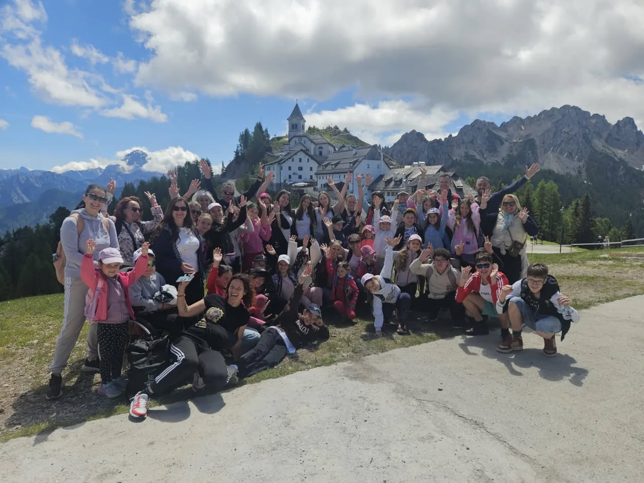 Saluti dal Monte Lussari dai bambini e ragazzi della CI "Fulvio Tomizza"