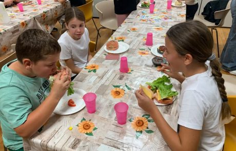 Primo laboratorio di cucina dell’anno – Preparazione degli hamburger Primo laboratorio di cucina dell’anno – Preparazione degli hamburger