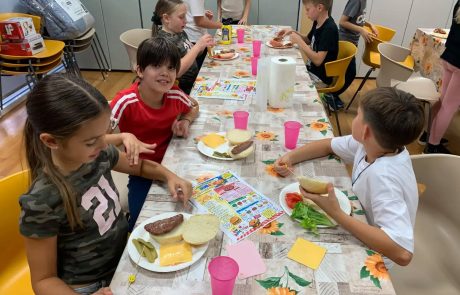 Primo laboratorio di cucina dell’anno – Preparazione degli hamburger Primo laboratorio di cucina dell’anno – Preparazione degli hamburger