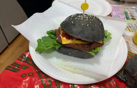 Primo laboratorio di cucina dell’anno – Preparazione degli hamburger Primo laboratorio di cucina dell’anno – Preparazione degli hamburger